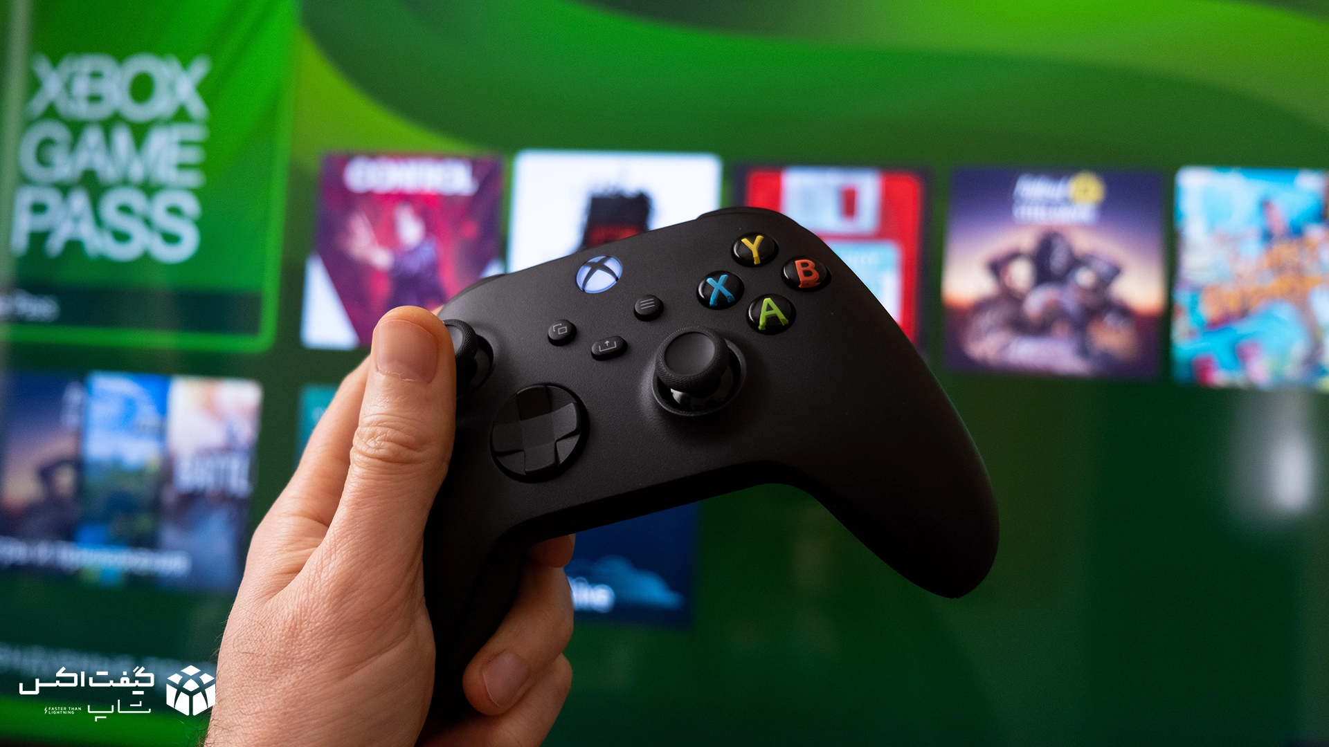 دسته ایکس‌باکس در دست کاربر با نمایش منوی Xbox Game Pass روی صفحه تلویزیون – تجربه اجرای اشتراک گیم پس آلتیمیت روی کنسول