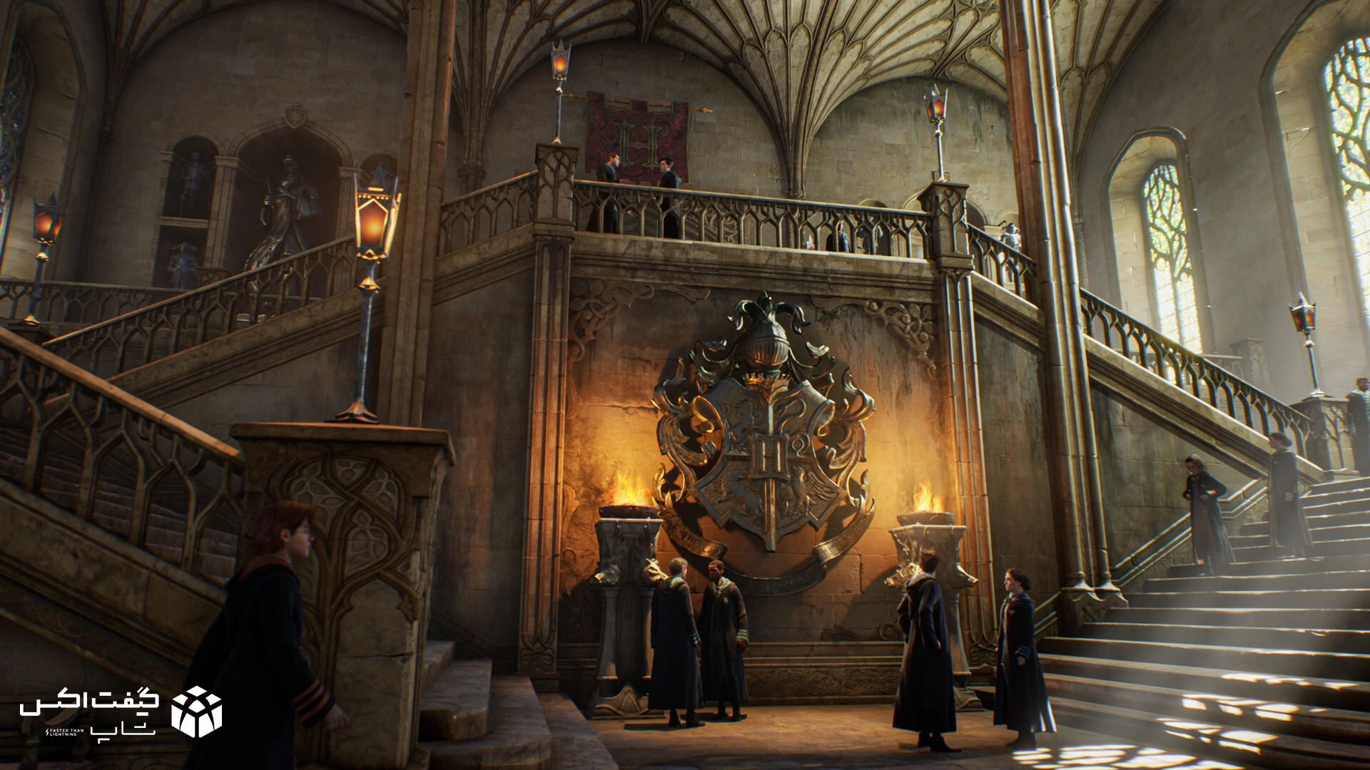تصویر محیط داخلی قلعه هاگوارتز از بازی Hogwarts Legacy Digital Deluxe برای Xbox، با نماد مدرسه جادوگری و دانش‌آموزان در راهرو