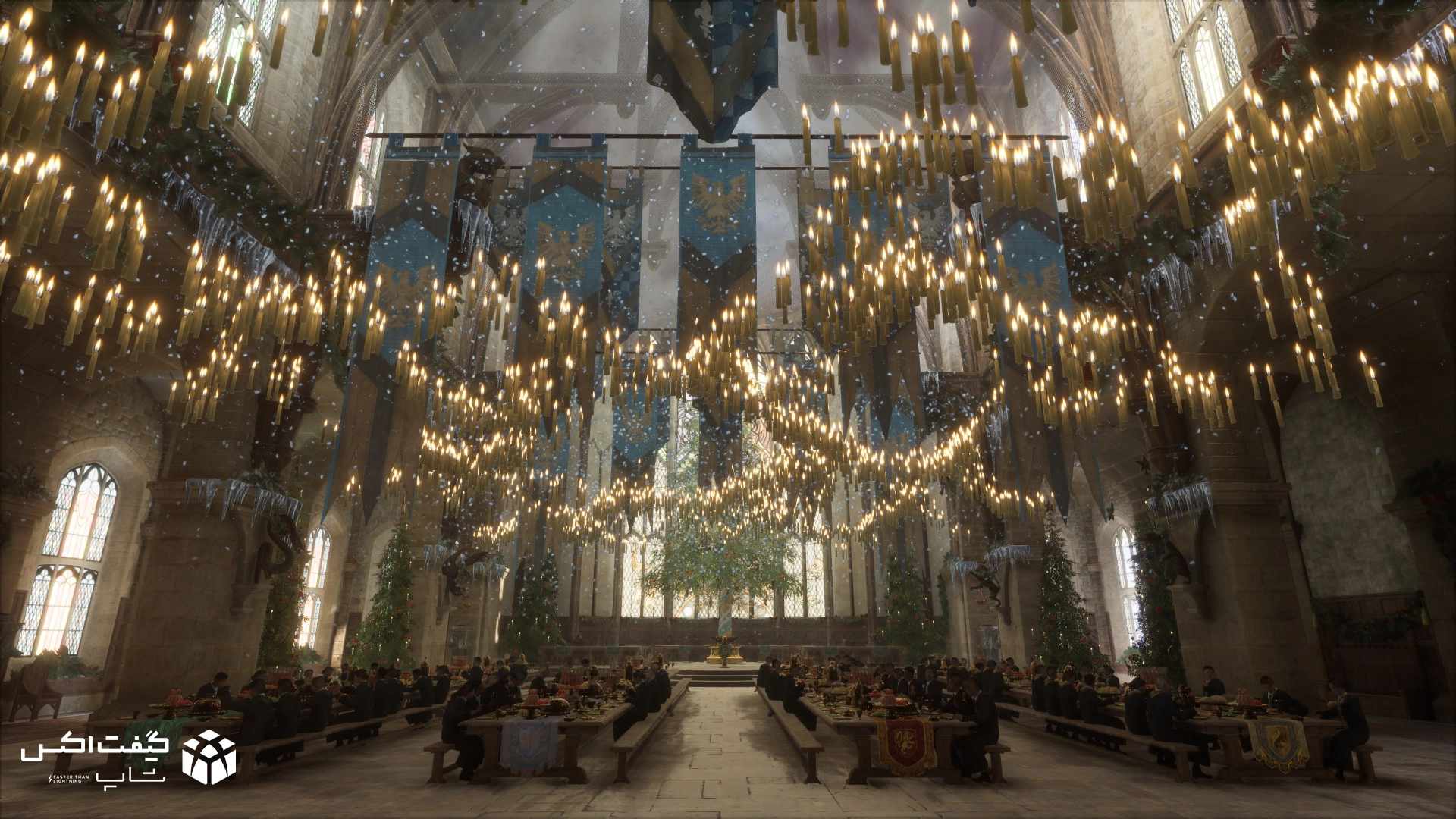 سالن بزرگ هاگوارتز در بازی Hogwarts Legacy Digital Deluxe برای Xbox با شمع‌های شناور، پرچم‌ گروه‌ها و فضای جادویی جشن کریسمس