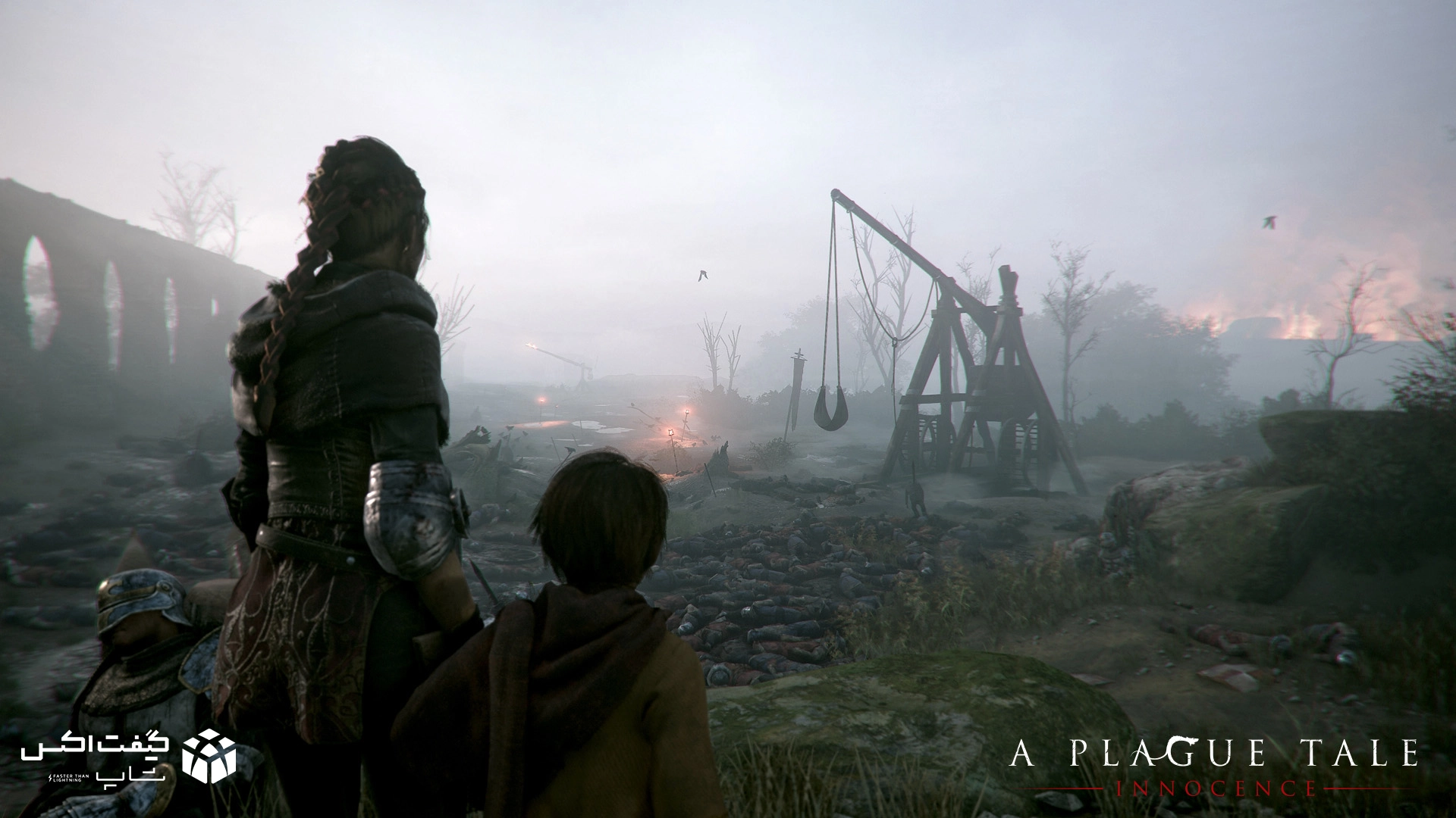 امی‌سیا و هوگو در بازی A Plague Tale: Innocence در حال تماشای میدان نبردی مه‌آلود و پر از اجساد، با منجنیق‌های رها شده و آسمانی خاکستری