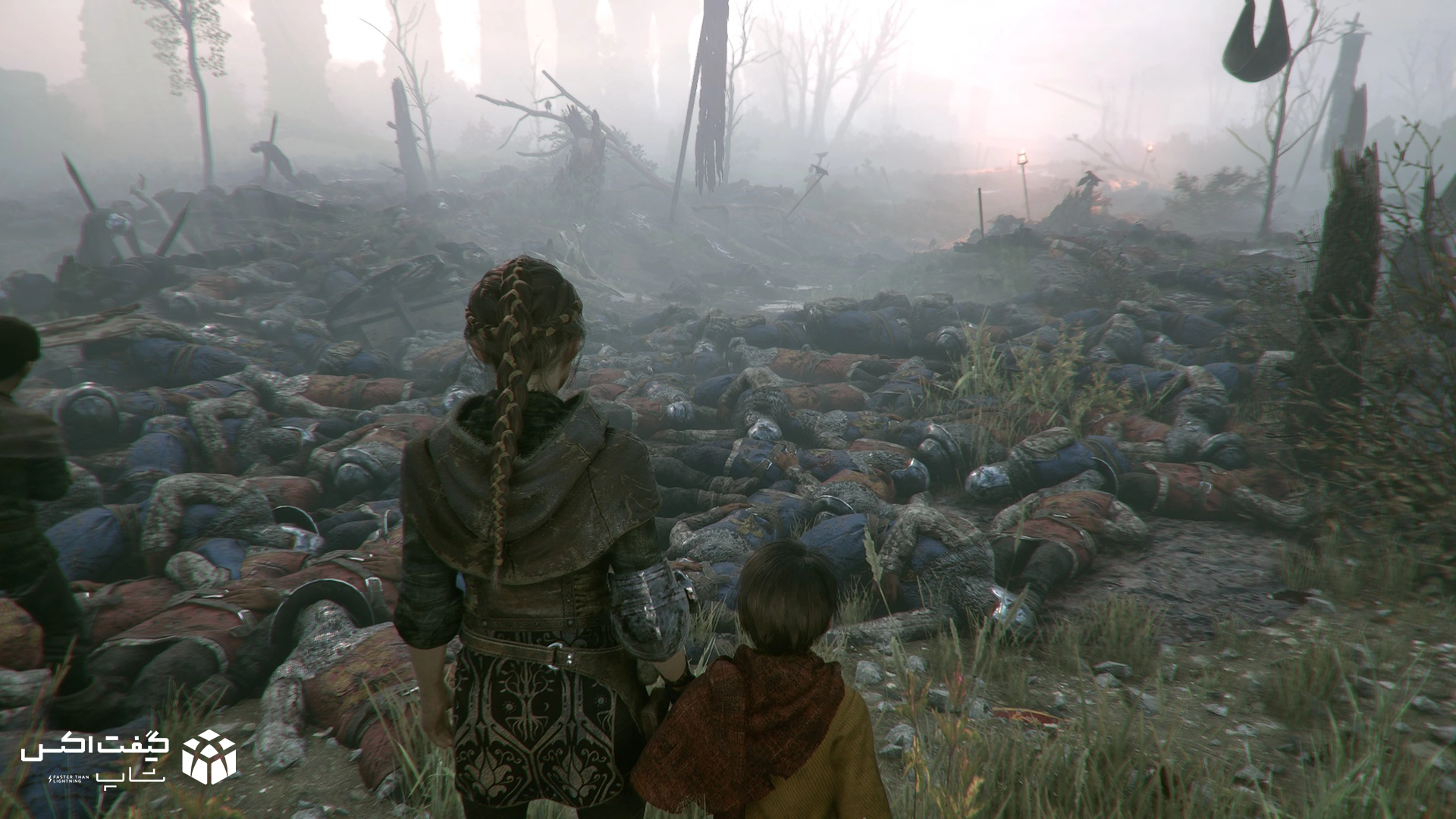 امی‌سیا و هوگو در بازی A Plague Tale: Innocence در حال عبور از میدان نبردی پر از اجساد سربازان در مه و ویرانی، با فضایی تلخ و جنگ‌زده