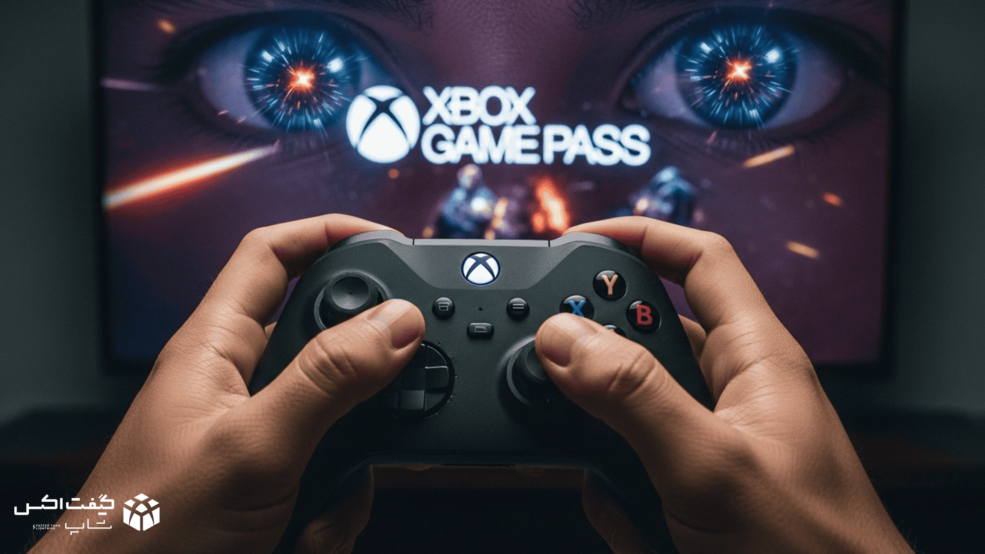 دست‌های در حال بازی با کنترلر Xbox در مقابل صفحه‌نمایش با لوگوی Xbox Game Pass، تصویر تبلیغاتی تجربه گیمینگ