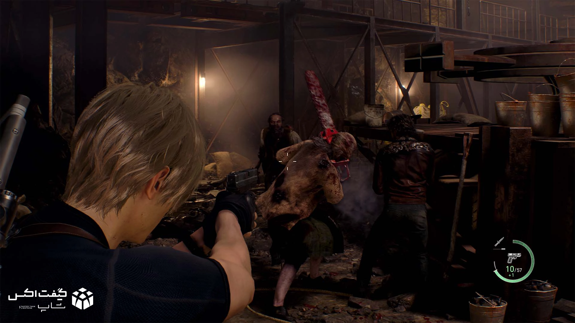 لئون اس. کندی در حال تیراندازی به دشمنان با اره‌برقی در صحنه مبارزه بازی Resident Evil 4 مخصوص Xbox