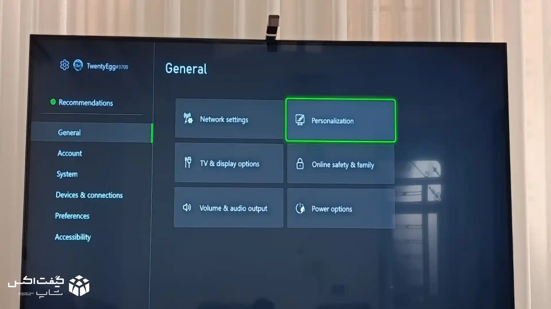 منوی تنظیمات (Settings) کنسول Xbox و انتخاب گزینه General و Personalization
